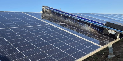 STEMIS TCRW1 - Robô autônomo de limpeza — até 2.500 módulos fotovoltaicos por dia.